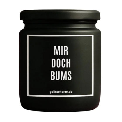 Duftkerze mit Spruch von geilstekerze ist der neue Geschenketrend. Diese witzige Kerze Vegane Bio-Kerze mit Spruch – MIR DOCH BUMS brennt mega lange sagenhafte 80 Stunde, hochwertige ätherische Öle schaffen beste Duftverteilung. Mit 1400 lustigen Sprüchen perfekt zum Verschenken. Handgemacht in Deutschland von geilstekerze.shop -Die beste Duftkerze die du kaufen kannst.