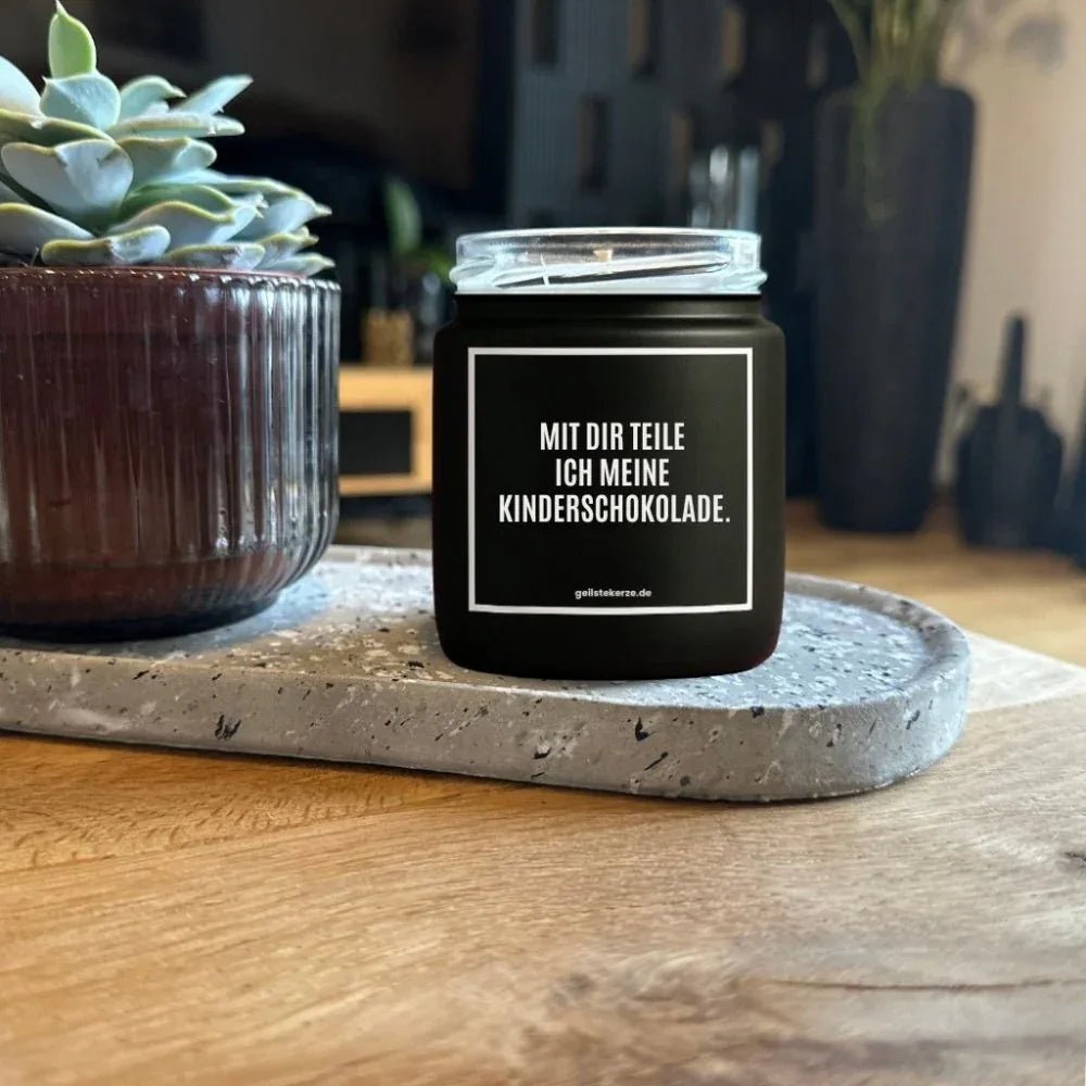 Vegane Bio-Kerze mit Spruch – MIT DIR TEILE ICH MEINE KINDERSCHOKOLADE.