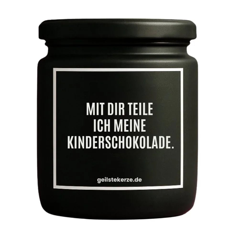 Duftkerze mit Spruch von geilstekerze ist der neue Geschenketrend. Diese witzige Kerze Vegane Bio-Kerze mit Spruch – MIT DIR TEILE ICH MEINE KINDERSCHOKOLADE. brennt mega lange sagenhafte 80 Stunde, hochwertige ätherische Öle schaffen beste Duftverteilung. Mit 1400 lustigen Sprüchen perfekt zum Verschenken. Handgemacht in Deutschland von geilstekerze.shop -Die beste Duftkerze die du kaufen kannst.