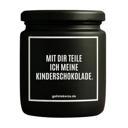 Duftkerze mit Spruch von geilstekerze ist der neue Geschenketrend. Diese witzige Kerze Vegane Bio-Kerze mit Spruch – MIT DIR TEILE ICH MEINE KINDERSCHOKOLADE. brennt mega lange sagenhafte 80 Stunde, hochwertige ätherische Öle schaffen beste Duftverteilung. Mit 1400 lustigen Sprüchen perfekt zum Verschenken. Handgemacht in Deutschland von geilstekerze.shop -Die beste Duftkerze die du kaufen kannst.