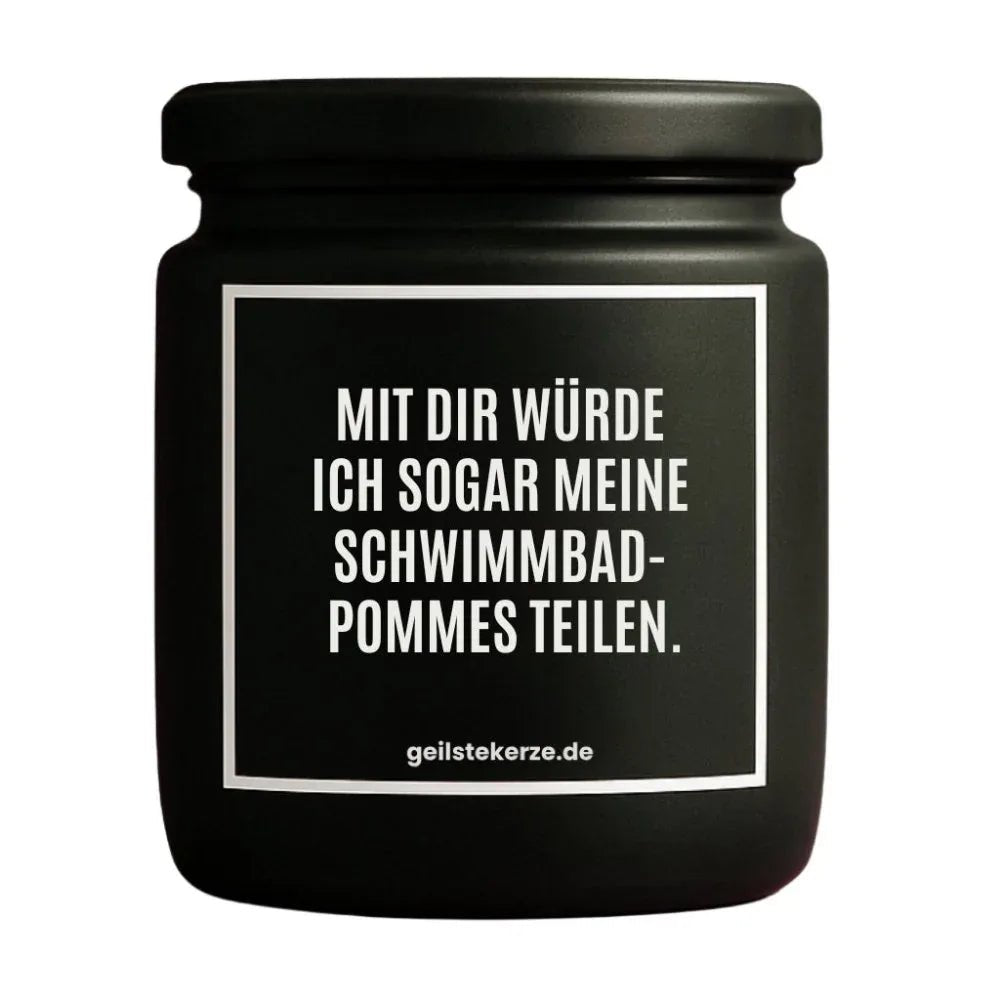 Duftkerze mit Spruch von geilstekerze ist der neue Geschenketrend. Diese witzige Kerze Vegane Bio-Kerze mit Spruch – MIT DIR WÜRDE ICH SOGAR MEINE SCHWIMMBAD-POMMES TEILEN brennt mega lange sagenhafte 80 Stunde, hochwertige ätherische Öle schaffen beste Duftverteilung. Mit 1400 lustigen Sprüchen perfekt zum Verschenken. Handgemacht in Deutschland von geilstekerze.shop -Die beste Duftkerze die du kaufen kannst.