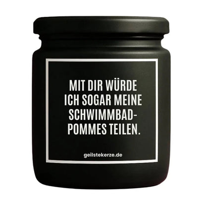 Duftkerze mit Spruch von geilstekerze ist der neue Geschenketrend. Diese witzige Kerze Vegane Bio-Kerze mit Spruch – MIT DIR WÜRDE ICH SOGAR MEINE SCHWIMMBAD-POMMES TEILEN brennt mega lange sagenhafte 80 Stunde, hochwertige ätherische Öle schaffen beste Duftverteilung. Mit 1400 lustigen Sprüchen perfekt zum Verschenken. Handgemacht in Deutschland von geilstekerze.shop -Die beste Duftkerze die du kaufen kannst.