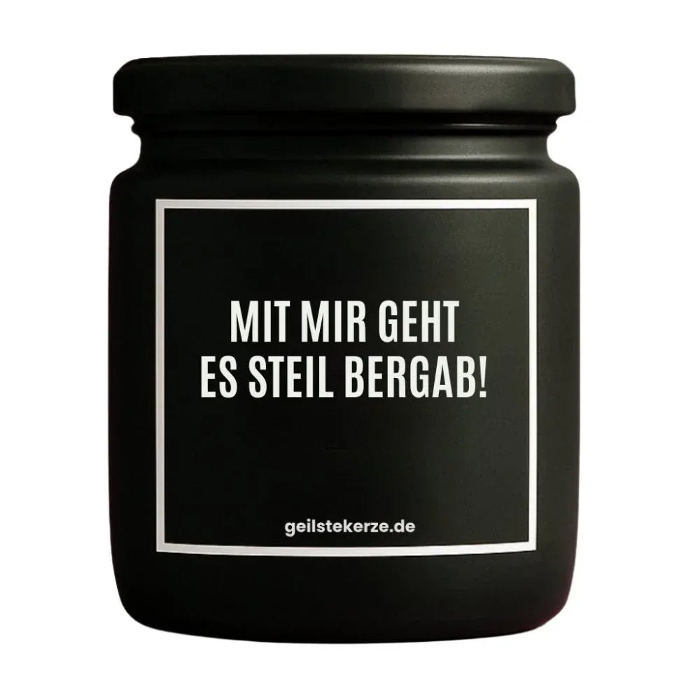 Duftkerze mit Spruch von geilstekerze ist der neue Geschenketrend. Diese witzige Kerze Vegane Bio-Kerze mit Spruch – MIT MIR GEHT ES STEIL BERGAB! brennt mega lange sagenhafte 80 Stunde, hochwertige ätherische Öle schaffen beste Duftverteilung. Mit 1400 lustigen Sprüchen perfekt zum Verschenken. Handgemacht in Deutschland von geilstekerze.shop -Die beste Duftkerze die du kaufen kannst.