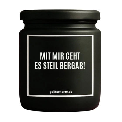Duftkerze mit Spruch von geilstekerze ist der neue Geschenketrend. Diese witzige Kerze Vegane Bio-Kerze mit Spruch – MIT MIR GEHT ES STEIL BERGAB! brennt mega lange sagenhafte 80 Stunde, hochwertige ätherische Öle schaffen beste Duftverteilung. Mit 1400 lustigen Sprüchen perfekt zum Verschenken. Handgemacht in Deutschland von geilstekerze.shop -Die beste Duftkerze die du kaufen kannst.
