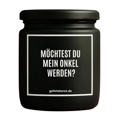 Duftkerze mit Spruch von geilstekerze ist der neue Geschenketrend. Diese witzige Kerze Vegane Bio-Kerze mit Spruch – MÖCHTEST DU MEIN ONKEL WERDEN? brennt mega lange sagenhafte 80 Stunde, hochwertige ätherische Öle schaffen beste Duftverteilung. Mit 1400 lustigen Sprüchen perfekt zum Verschenken. Handgemacht in Deutschland von geilstekerze.shop -Die beste Duftkerze die du kaufen kannst.