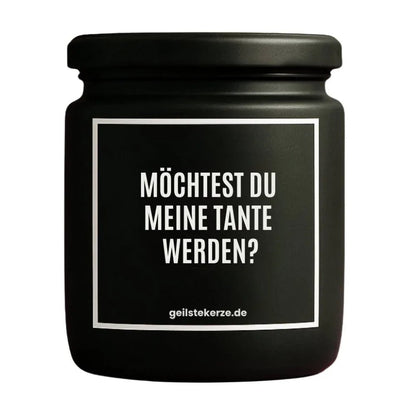 Duftkerze mit Spruch von geilstekerze ist der neue Geschenketrend. Diese witzige Kerze Vegane Bio-Kerze mit Spruch – MÖCHTEST DU MEINE TANTE WERDEN? brennt mega lange sagenhafte 80 Stunde, hochwertige ätherische Öle schaffen beste Duftverteilung. Mit 1400 lustigen Sprüchen perfekt zum Verschenken. Handgemacht in Deutschland von geilstekerze.shop -Die beste Duftkerze die du kaufen kannst.