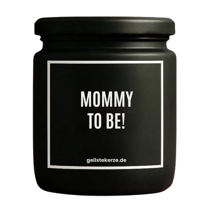 Duftkerze mit Spruch von geilstekerze ist der neue Geschenketrend. Diese witzige Kerze Vegane Bio-Kerze mit Spruch – MOMMY TO BE! brennt mega lange sagenhafte 80 Stunde, hochwertige ätherische Öle schaffen beste Duftverteilung. Mit 1400 lustigen Sprüchen perfekt zum Verschenken. Handgemacht in Deutschland von geilstekerze.shop -Die beste Duftkerze die du kaufen kannst.