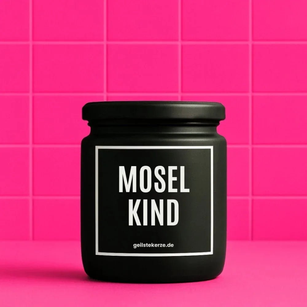 Duftkerze mit Spruch von geilstekerze ist der neue Geschenketrend. Diese witzige Kerze Vegane Bio-Kerze mit Spruch – MOSELKIND brennt mega lange sagenhafte 80 Stunde, hochwertige ätherische Öle schaffen beste Duftverteilung. Mit 1400 lustigen Sprüchen perfekt zum Verschenken. Handgemacht in Deutschland von geilstekerze.shop -Die beste Duftkerze die du kaufen kannst.