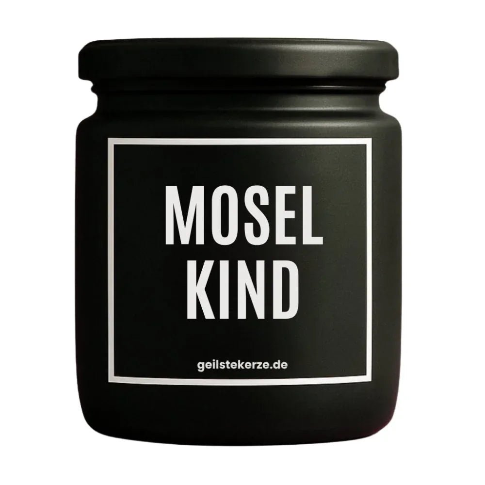 Duftkerze mit Spruch von geilstekerze ist der neue Geschenketrend. Diese witzige Kerze Vegane Bio-Kerze mit Spruch – MOSELKIND brennt mega lange sagenhafte 80 Stunde, hochwertige ätherische Öle schaffen beste Duftverteilung. Mit 1400 lustigen Sprüchen perfekt zum Verschenken. Handgemacht in Deutschland von geilstekerze.shop -Die beste Duftkerze die du kaufen kannst.