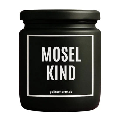 Duftkerze mit Spruch von geilstekerze ist der neue Geschenketrend. Diese witzige Kerze Vegane Bio-Kerze mit Spruch – MOSELKIND brennt mega lange sagenhafte 80 Stunde, hochwertige ätherische Öle schaffen beste Duftverteilung. Mit 1400 lustigen Sprüchen perfekt zum Verschenken. Handgemacht in Deutschland von geilstekerze.shop -Die beste Duftkerze die du kaufen kannst.
