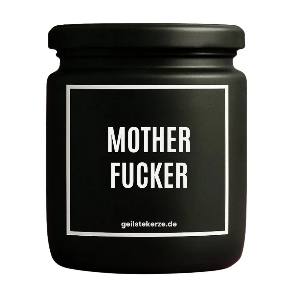 Duftkerze mit Spruch von geilstekerze ist der neue Geschenketrend. Diese witzige Kerze Vegane Bio-Kerze mit Spruch – MOTHERFUCKER brennt mega lange sagenhafte 80 Stunde, hochwertige ätherische Öle schaffen beste Duftverteilung. Mit 1400 lustigen Sprüchen perfekt zum Verschenken. Handgemacht in Deutschland von geilstekerze.shop -Die beste Duftkerze die du kaufen kannst.
