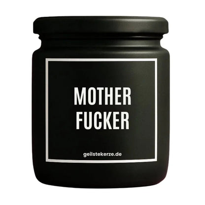 Duftkerze mit Spruch von geilstekerze ist der neue Geschenketrend. Diese witzige Kerze Vegane Bio-Kerze mit Spruch – MOTHERFUCKER brennt mega lange sagenhafte 80 Stunde, hochwertige ätherische Öle schaffen beste Duftverteilung. Mit 1400 lustigen Sprüchen perfekt zum Verschenken. Handgemacht in Deutschland von geilstekerze.shop -Die beste Duftkerze die du kaufen kannst.