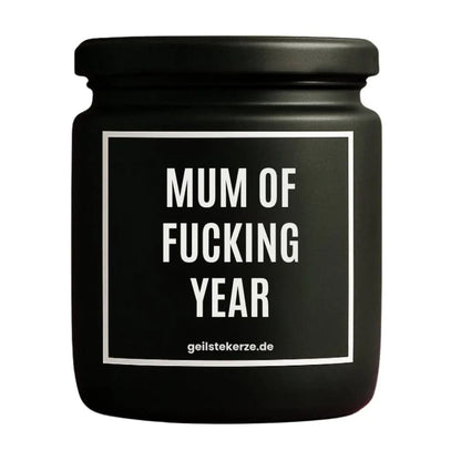 Duftkerze mit Spruch von geilstekerze ist der neue Geschenketrend. Diese witzige Kerze Vegane Bio-Kerze mit Spruch – MUM OF FUCKING YEAR brennt mega lange sagenhafte 80 Stunde, hochwertige ätherische Öle schaffen beste Duftverteilung. Mit 1400 lustigen Sprüchen perfekt zum Verschenken. Handgemacht in Deutschland von geilstekerze.shop -Die beste Duftkerze die du kaufen kannst.