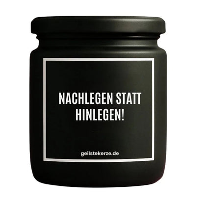 Duftkerze mit Spruch von geilstekerze ist der neue Geschenketrend. Diese witzige Kerze Vegane Bio-Kerze mit Spruch – NACHLEGEN STATT HINLEGEN! brennt mega lange sagenhafte 80 Stunde, hochwertige ätherische Öle schaffen beste Duftverteilung. Mit 1400 lustigen Sprüchen perfekt zum Verschenken. Handgemacht in Deutschland von geilstekerze.shop -Die beste Duftkerze die du kaufen kannst.