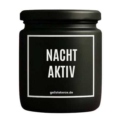 Duftkerze mit Spruch von geilstekerze ist der neue Geschenketrend. Diese witzige Kerze Vegane Bio-Kerze mit Spruch – NACHTAKTIV brennt mega lange sagenhafte 80 Stunde, hochwertige ätherische Öle schaffen beste Duftverteilung. Mit 1400 lustigen Sprüchen perfekt zum Verschenken. Handgemacht in Deutschland von geilstekerze.shop -Die beste Duftkerze die du kaufen kannst.