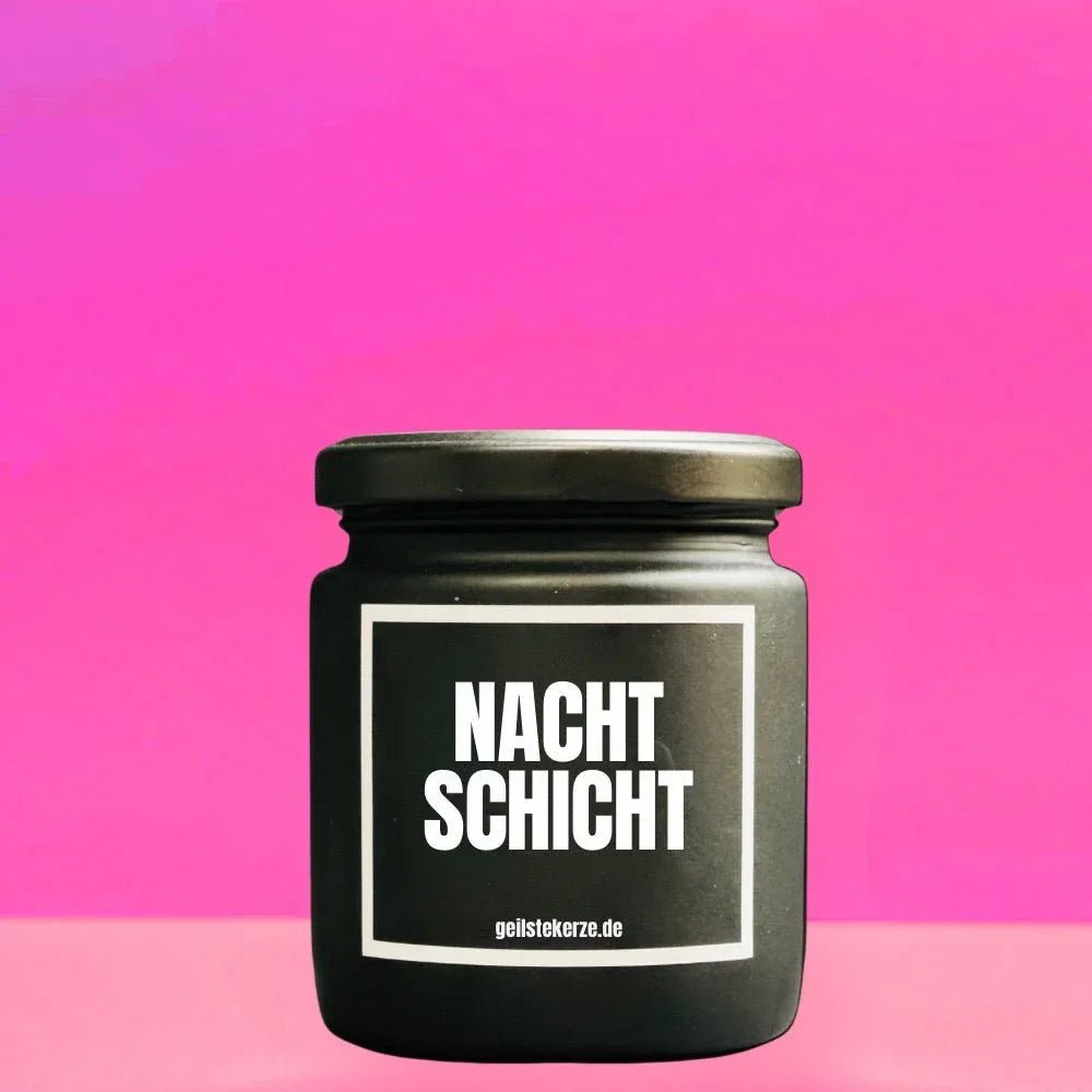 Duftkerze mit Spruch von geilstekerze ist der neue Geschenketrend. Diese witzige Kerze Vegane Bio-Kerze mit Spruch – NACHTSCHICHT brennt mega lange sagenhafte 80 Stunde, hochwertige ätherische Öle schaffen beste Duftverteilung. Mit 1400 lustigen Sprüchen perfekt zum Verschenken. Handgemacht in Deutschland von geilstekerze.shop -Die beste Duftkerze die du kaufen kannst.