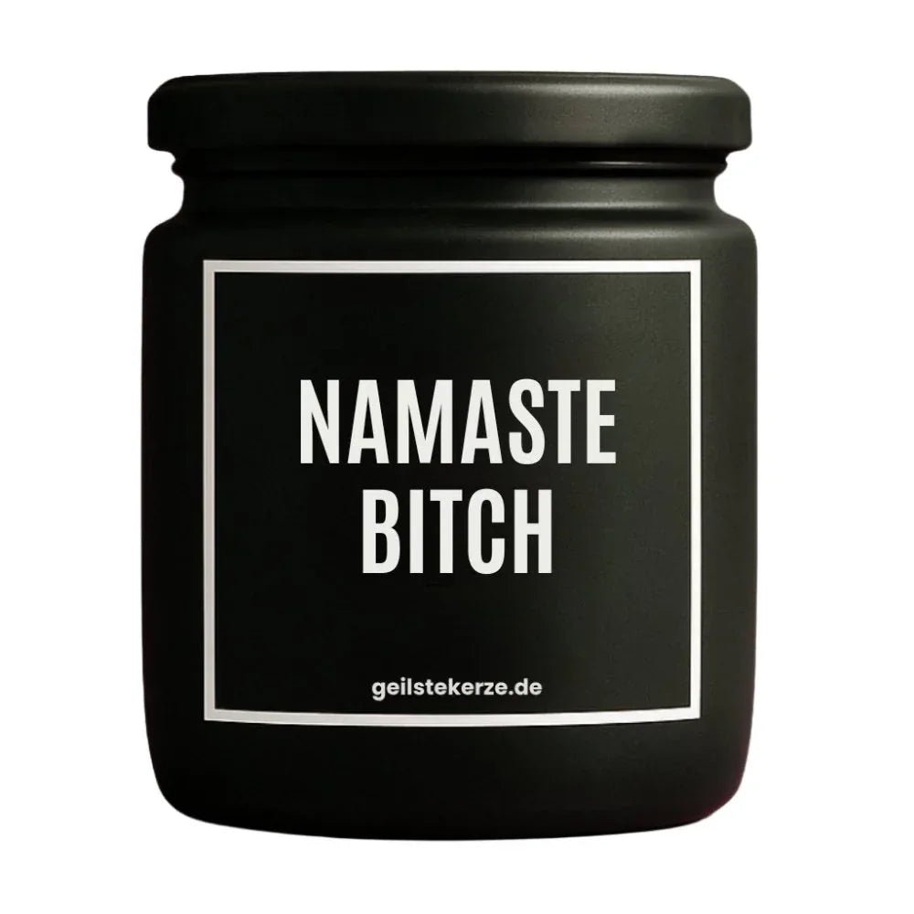 Duftkerze mit Spruch von geilstekerze ist der neue Geschenketrend. Diese witzige Kerze Vegane Bio-Kerze mit Spruch – NAMASTE BITCH brennt mega lange sagenhafte 80 Stunde, hochwertige ätherische Öle schaffen beste Duftverteilung. Mit 1400 lustigen Sprüchen perfekt zum Verschenken. Handgemacht in Deutschland von geilstekerze.shop -Die beste Duftkerze die du kaufen kannst.
