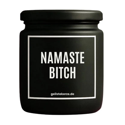 Duftkerze mit Spruch von geilstekerze ist der neue Geschenketrend. Diese witzige Kerze Vegane Bio-Kerze mit Spruch – NAMASTE BITCH brennt mega lange sagenhafte 80 Stunde, hochwertige ätherische Öle schaffen beste Duftverteilung. Mit 1400 lustigen Sprüchen perfekt zum Verschenken. Handgemacht in Deutschland von geilstekerze.shop -Die beste Duftkerze die du kaufen kannst.