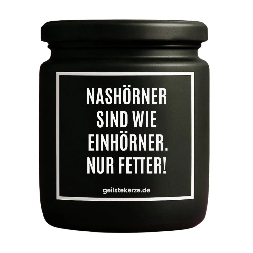 Duftkerze mit Spruch von geilstekerze ist der neue Geschenketrend. Diese witzige Kerze Vegane Bio-Kerze mit Spruch – NASHÖRNER SIND WIE EINHÖRNER. NUR FETTER! brennt mega lange sagenhafte 80 Stunde, hochwertige ätherische Öle schaffen beste Duftverteilung. Mit 1400 lustigen Sprüchen perfekt zum Verschenken. Handgemacht in Deutschland von geilstekerze.shop -Die beste Duftkerze die du kaufen kannst.