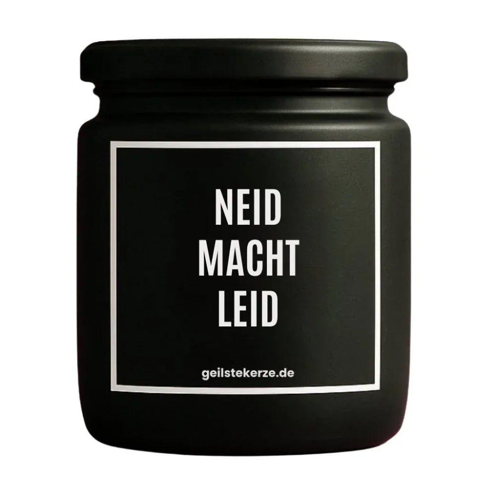 Duftkerze mit Spruch von geilstekerze ist der neue Geschenketrend. Diese witzige Kerze Vegane Bio-Kerze mit Spruch – NEID MACHT LEID brennt mega lange sagenhafte 80 Stunde, hochwertige ätherische Öle schaffen beste Duftverteilung. Mit 1400 lustigen Sprüchen perfekt zum Verschenken. Handgemacht in Deutschland von geilstekerze.shop -Die beste Duftkerze die du kaufen kannst.