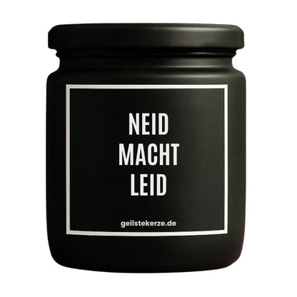 Duftkerze mit Spruch von geilstekerze ist der neue Geschenketrend. Diese witzige Kerze Vegane Bio-Kerze mit Spruch – NEID MACHT LEID brennt mega lange sagenhafte 80 Stunde, hochwertige ätherische Öle schaffen beste Duftverteilung. Mit 1400 lustigen Sprüchen perfekt zum Verschenken. Handgemacht in Deutschland von geilstekerze.shop -Die beste Duftkerze die du kaufen kannst.