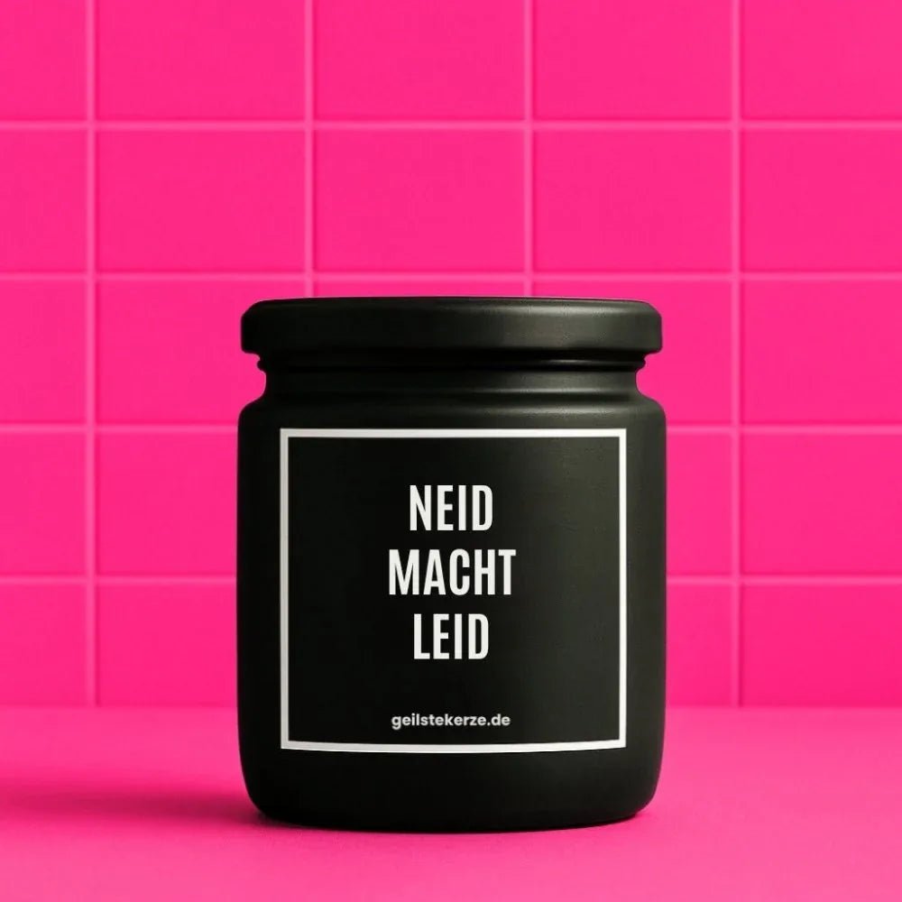 Duftkerze mit Spruch von geilstekerze ist der neue Geschenketrend. Diese witzige Kerze Vegane Bio-Kerze mit Spruch – NEID MACHT LEID brennt mega lange sagenhafte 80 Stunde, hochwertige ätherische Öle schaffen beste Duftverteilung. Mit 1400 lustigen Sprüchen perfekt zum Verschenken. Handgemacht in Deutschland von geilstekerze.shop -Die beste Duftkerze die du kaufen kannst.