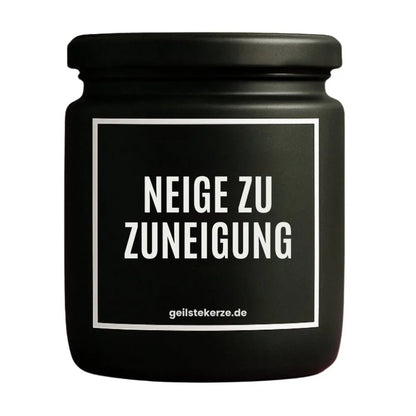 Duftkerze mit Spruch von geilstekerze ist der neue Geschenketrend. Diese witzige Kerze Vegane Bio-Kerze mit Spruch – NEIGE ZU ZUNEIGUNG brennt mega lange sagenhafte 80 Stunde, hochwertige ätherische Öle schaffen beste Duftverteilung. Mit 1400 lustigen Sprüchen perfekt zum Verschenken. Handgemacht in Deutschland von geilstekerze.shop -Die beste Duftkerze die du kaufen kannst.