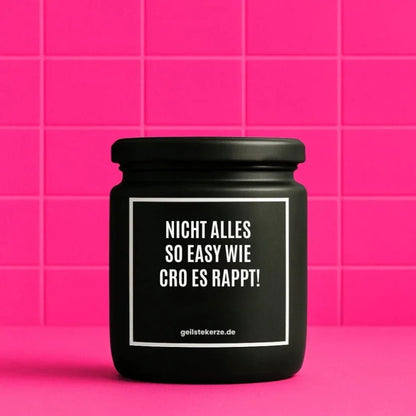 Duftkerze mit Spruch von geilstekerze ist der neue Geschenketrend. Diese witzige Kerze Vegane Bio-Kerze mit Spruch – NICHT ALLES SO EASY WIE CRO ES RAPPT! brennt mega lange sagenhafte 80 Stunde, hochwertige ätherische Öle schaffen beste Duftverteilung. Mit 1400 lustigen Sprüchen perfekt zum Verschenken. Handgemacht in Deutschland von geilstekerze.shop -Die beste Duftkerze die du kaufen kannst.