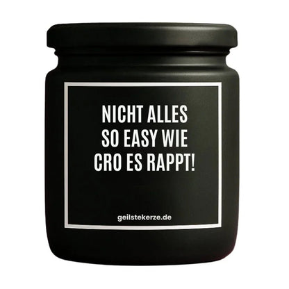 Duftkerze mit Spruch von geilstekerze ist der neue Geschenketrend. Diese witzige Kerze Vegane Bio-Kerze mit Spruch – NICHT ALLES SO EASY WIE CRO ES RAPPT! brennt mega lange sagenhafte 80 Stunde, hochwertige ätherische Öle schaffen beste Duftverteilung. Mit 1400 lustigen Sprüchen perfekt zum Verschenken. Handgemacht in Deutschland von geilstekerze.shop -Die beste Duftkerze die du kaufen kannst.
