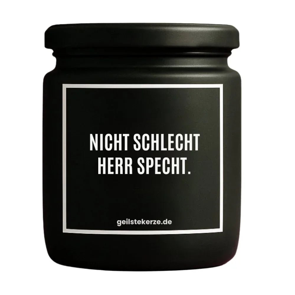 Duftkerze mit Spruch von geilstekerze ist der neue Geschenketrend. Diese witzige Kerze Vegane Bio-Kerze mit Spruch – NICHT SCHLECHT HERR SPECHT. brennt mega lange sagenhafte 80 Stunde, hochwertige ätherische Öle schaffen beste Duftverteilung. Mit 1400 lustigen Sprüchen perfekt zum Verschenken. Handgemacht in Deutschland von geilstekerze.shop -Die beste Duftkerze die du kaufen kannst.