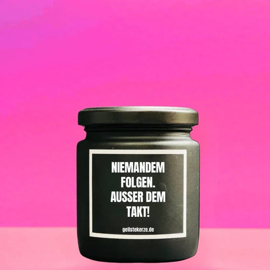 Vegane Bio-Kerze mit Spruch – NIEMANDEM FOLGEN. AUSSER DEM TAKT