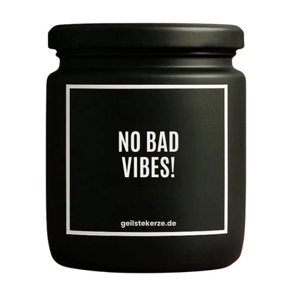 Duftkerze mit Spruch von geilstekerze ist der neue Geschenketrend. Diese witzige Kerze Vegane Bio-Kerze mit Spruch – NO BAD VIBES! brennt mega lange sagenhafte 80 Stunde, hochwertige ätherische Öle schaffen beste Duftverteilung. Mit 1400 lustigen Sprüchen perfekt zum Verschenken. Handgemacht in Deutschland von geilstekerze.shop -Die beste Duftkerze die du kaufen kannst.