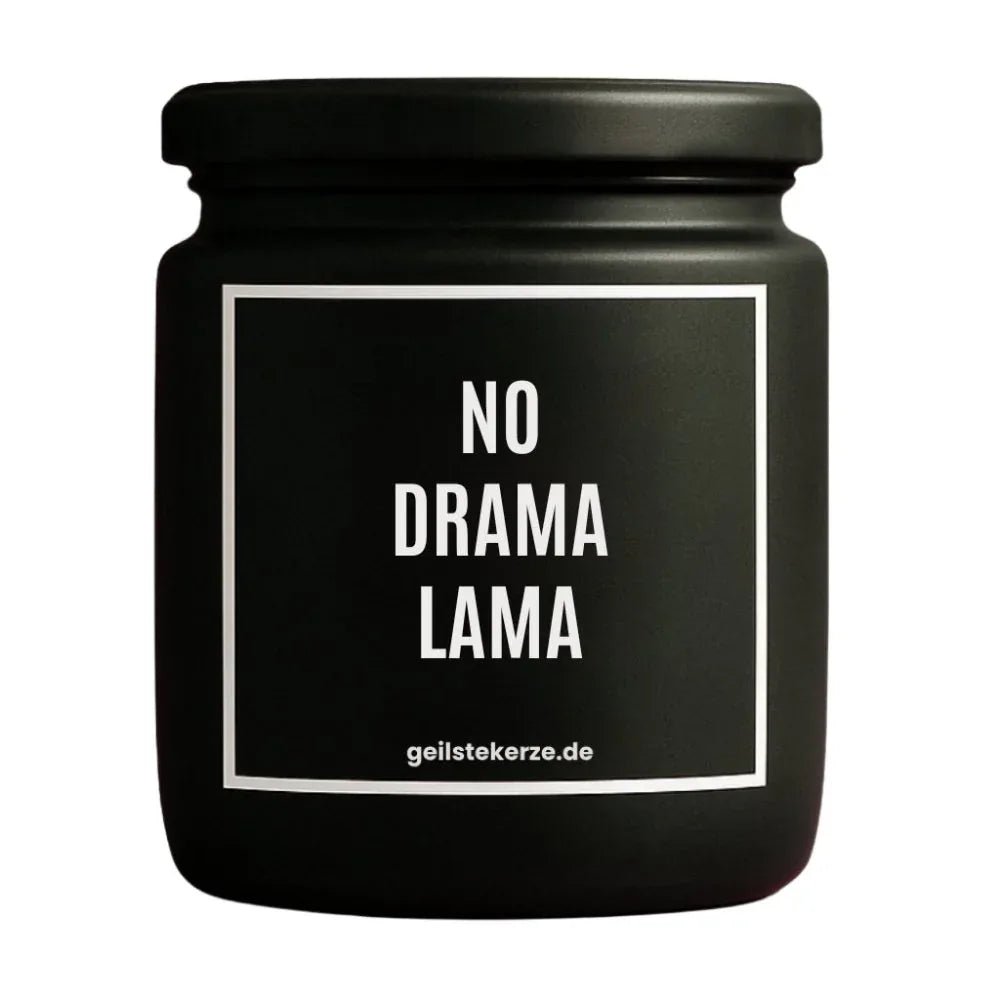 Duftkerze mit Spruch von geilstekerze ist der neue Geschenketrend. Diese witzige Kerze Vegane Bio-Kerze mit Spruch – NO DRAMA LAMA brennt mega lange sagenhafte 80 Stunde, hochwertige ätherische Öle schaffen beste Duftverteilung. Mit 1400 lustigen Sprüchen perfekt zum Verschenken. Handgemacht in Deutschland von geilstekerze.shop -Die beste Duftkerze die du kaufen kannst.