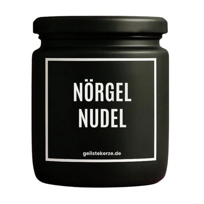 Duftkerze mit Spruch von geilstekerze ist der neue Geschenketrend. Diese witzige Kerze Vegane Bio-Kerze mit Spruch – NÖRGELNUDEL brennt mega lange sagenhafte 80 Stunde, hochwertige ätherische Öle schaffen beste Duftverteilung. Mit 1400 lustigen Sprüchen perfekt zum Verschenken. Handgemacht in Deutschland von geilstekerze.shop -Die beste Duftkerze die du kaufen kannst.