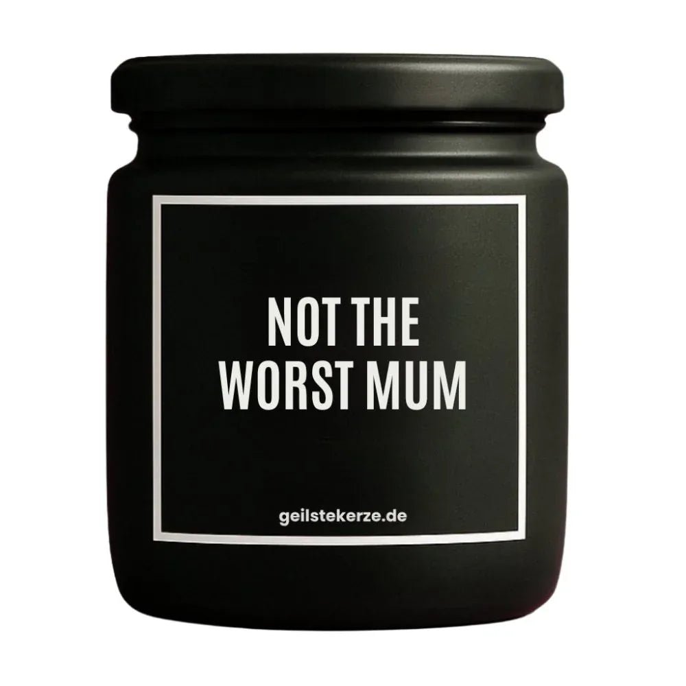 Duftkerze mit Spruch von geilstekerze ist der neue Geschenketrend. Diese witzige Kerze Vegane Bio-Kerze mit Spruch – NOT THE WORST MUM brennt mega lange sagenhafte 80 Stunde, hochwertige ätherische Öle schaffen beste Duftverteilung. Mit 1400 lustigen Sprüchen perfekt zum Verschenken. Handgemacht in Deutschland von geilstekerze.shop -Die beste Duftkerze die du kaufen kannst.