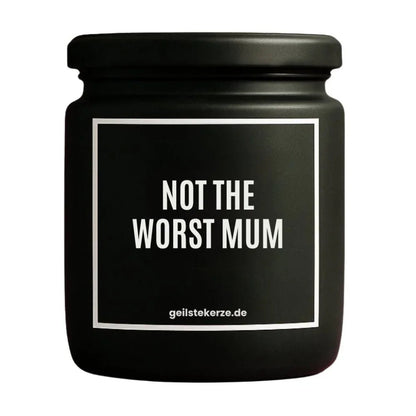 Duftkerze mit Spruch von geilstekerze ist der neue Geschenketrend. Diese witzige Kerze Vegane Bio-Kerze mit Spruch – NOT THE WORST MUM brennt mega lange sagenhafte 80 Stunde, hochwertige ätherische Öle schaffen beste Duftverteilung. Mit 1400 lustigen Sprüchen perfekt zum Verschenken. Handgemacht in Deutschland von geilstekerze.shop -Die beste Duftkerze die du kaufen kannst.