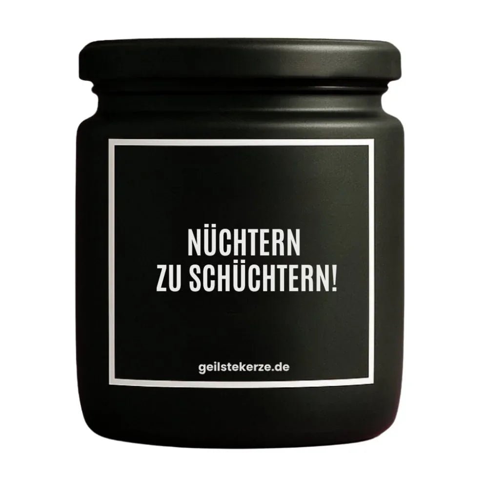 Duftkerze mit Spruch von geilstekerze ist der neue Geschenketrend. Diese witzige Kerze Vegane Bio-Kerze mit Spruch – NÜCHTERN ZU SCHÜCHTERN brennt mega lange sagenhafte 80 Stunde, hochwertige ätherische Öle schaffen beste Duftverteilung. Mit 1400 lustigen Sprüchen perfekt zum Verschenken. Handgemacht in Deutschland von geilstekerze.shop -Die beste Duftkerze die du kaufen kannst.