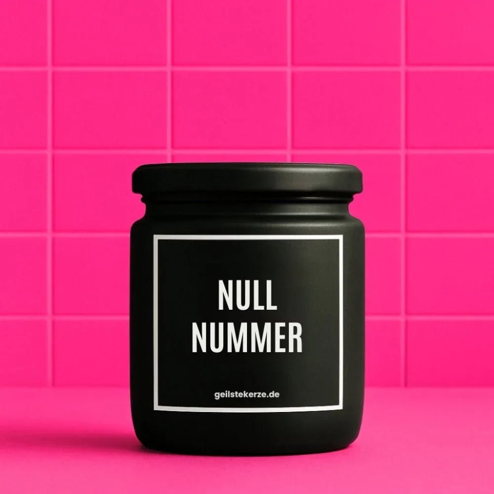 Duftkerze mit Spruch von geilstekerze ist der neue Geschenketrend. Diese witzige Kerze Vegane Bio-Kerze mit Spruch – NULLNUMMER brennt mega lange sagenhafte 80 Stunde, hochwertige ätherische Öle schaffen beste Duftverteilung. Mit 1400 lustigen Sprüchen perfekt zum Verschenken. Handgemacht in Deutschland von geilstekerze.shop -Die beste Duftkerze die du kaufen kannst.