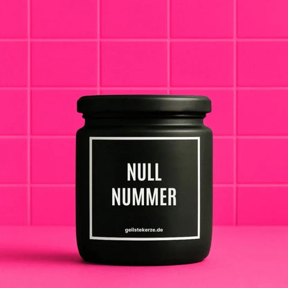 Duftkerze mit Spruch von geilstekerze ist der neue Geschenketrend. Diese witzige Kerze Vegane Bio-Kerze mit Spruch – NULLNUMMER brennt mega lange sagenhafte 80 Stunde, hochwertige ätherische Öle schaffen beste Duftverteilung. Mit 1400 lustigen Sprüchen perfekt zum Verschenken. Handgemacht in Deutschland von geilstekerze.shop -Die beste Duftkerze die du kaufen kannst.