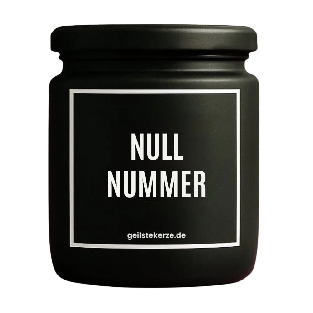 Duftkerze mit Spruch von geilstekerze ist der neue Geschenketrend. Diese witzige Kerze Vegane Bio-Kerze mit Spruch – NULLNUMMER brennt mega lange sagenhafte 80 Stunde, hochwertige ätherische Öle schaffen beste Duftverteilung. Mit 1400 lustigen Sprüchen perfekt zum Verschenken. Handgemacht in Deutschland von geilstekerze.shop -Die beste Duftkerze die du kaufen kannst.