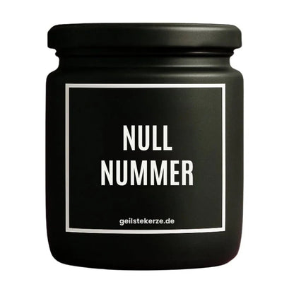 Duftkerze mit Spruch von geilstekerze ist der neue Geschenketrend. Diese witzige Kerze Vegane Bio-Kerze mit Spruch – NULLNUMMER brennt mega lange sagenhafte 80 Stunde, hochwertige ätherische Öle schaffen beste Duftverteilung. Mit 1400 lustigen Sprüchen perfekt zum Verschenken. Handgemacht in Deutschland von geilstekerze.shop -Die beste Duftkerze die du kaufen kannst.