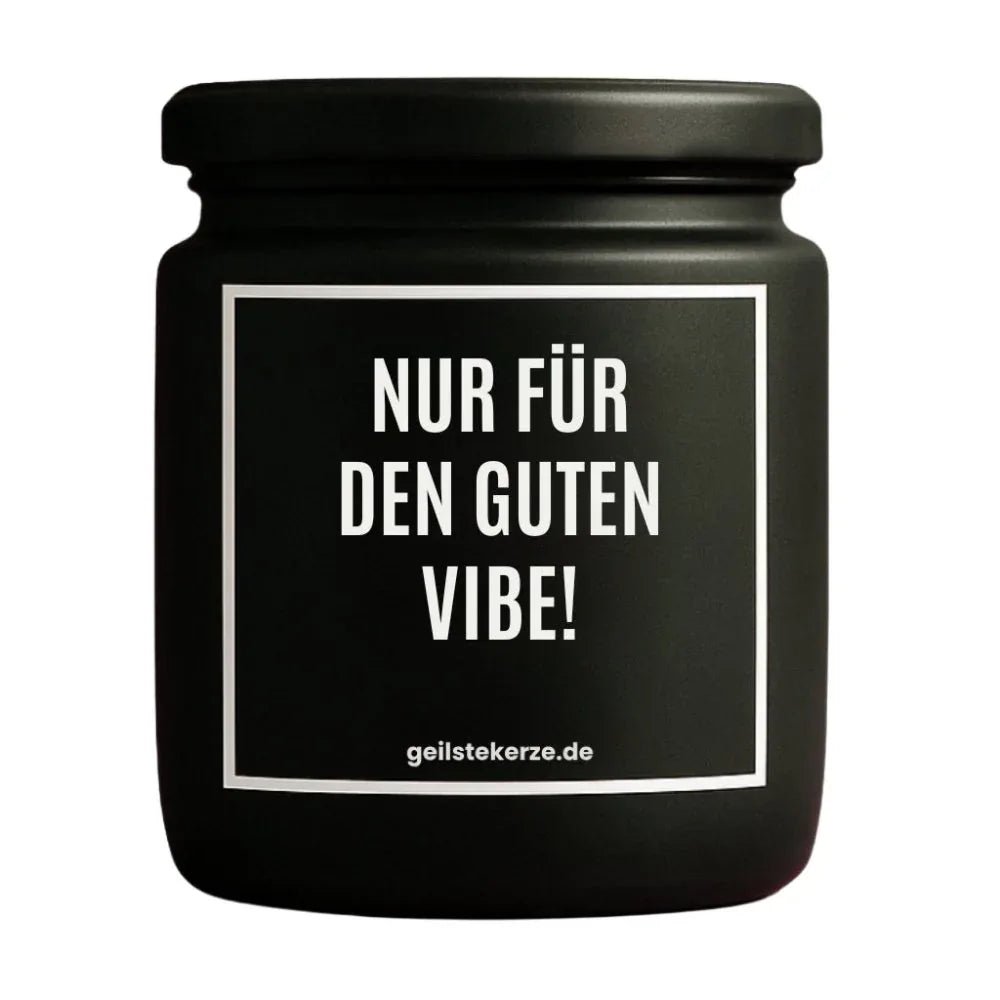 Duftkerze mit Spruch von geilstekerze ist der neue Geschenketrend. Diese witzige Kerze Vegane Bio-Kerze mit Spruch – NUR FÜR DEN GUTEN VIBE brennt mega lange sagenhafte 80 Stunde, hochwertige ätherische Öle schaffen beste Duftverteilung. Mit 1400 lustigen Sprüchen perfekt zum Verschenken. Handgemacht in Deutschland von geilstekerze.shop -Die beste Duftkerze die du kaufen kannst.