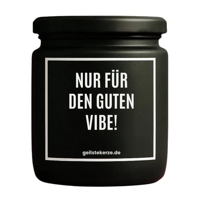 Duftkerze mit Spruch von geilstekerze ist der neue Geschenketrend. Diese witzige Kerze Vegane Bio-Kerze mit Spruch – NUR FÜR DEN GUTEN VIBE brennt mega lange sagenhafte 80 Stunde, hochwertige ätherische Öle schaffen beste Duftverteilung. Mit 1400 lustigen Sprüchen perfekt zum Verschenken. Handgemacht in Deutschland von geilstekerze.shop -Die beste Duftkerze die du kaufen kannst.