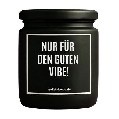 Duftkerze mit Spruch von geilstekerze ist der neue Geschenketrend. Diese witzige Kerze Vegane Bio-Kerze mit Spruch – NUR FÜR DEN GUTEN VIBE brennt mega lange sagenhafte 80 Stunde, hochwertige ätherische Öle schaffen beste Duftverteilung. Mit 1400 lustigen Sprüchen perfekt zum Verschenken. Handgemacht in Deutschland von geilstekerze.shop -Die beste Duftkerze die du kaufen kannst.