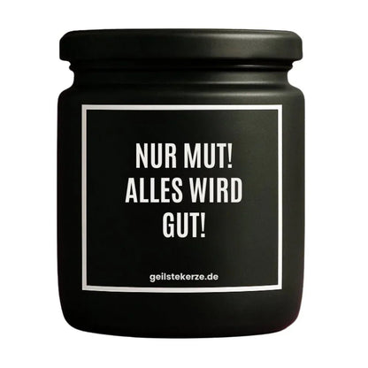 Duftkerze mit Spruch von geilstekerze ist der neue Geschenketrend. Diese witzige Kerze Vegane Bio-Kerze mit Spruch – NUR MUT! ALLES WIRD GUT brennt mega lange sagenhafte 80 Stunde, hochwertige ätherische Öle schaffen beste Duftverteilung. Mit 1400 lustigen Sprüchen perfekt zum Verschenken. Handgemacht in Deutschland von geilstekerze.shop -Die beste Duftkerze die du kaufen kannst.