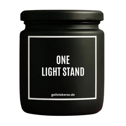 Duftkerze mit Spruch von geilstekerze ist der neue Geschenketrend. Diese witzige Kerze Vegane Bio-Kerze mit Spruch – ONE LIGHT STAND brennt mega lange sagenhafte 80 Stunde, hochwertige ätherische Öle schaffen beste Duftverteilung. Mit 1400 lustigen Sprüchen perfekt zum Verschenken. Handgemacht in Deutschland von geilstekerze.shop -Die beste Duftkerze die du kaufen kannst.