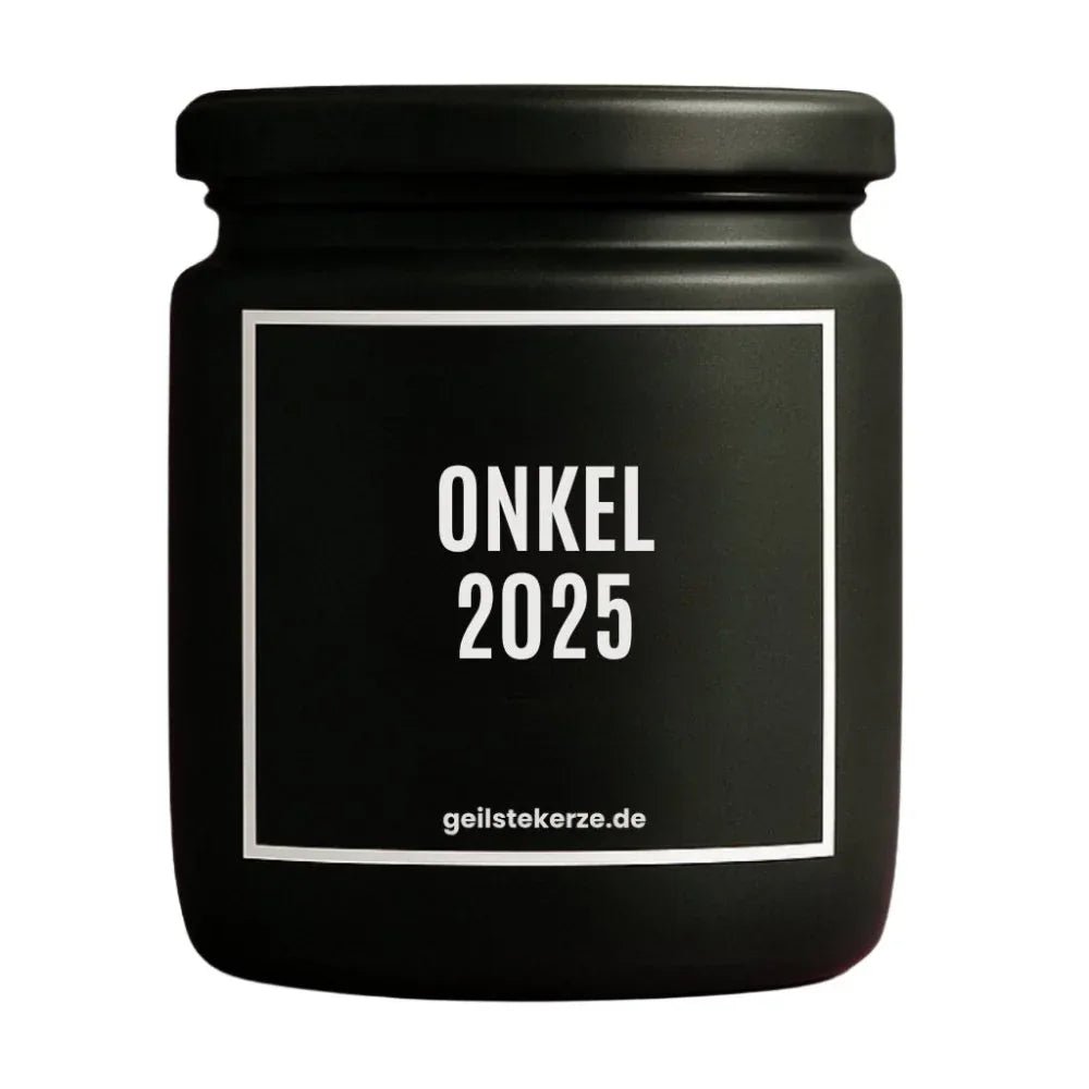 Duftkerze mit Spruch von geilstekerze ist der neue Geschenketrend. Diese witzige Kerze Vegane Bio-Kerze mit Spruch – ONKEL 2025 brennt mega lange sagenhafte 80 Stunde, hochwertige ätherische Öle schaffen beste Duftverteilung. Mit 1400 lustigen Sprüchen perfekt zum Verschenken. Handgemacht in Deutschland von geilstekerze.shop -Die beste Duftkerze die du kaufen kannst.