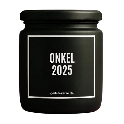 Duftkerze mit Spruch von geilstekerze ist der neue Geschenketrend. Diese witzige Kerze Vegane Bio-Kerze mit Spruch – ONKEL 2025 brennt mega lange sagenhafte 80 Stunde, hochwertige ätherische Öle schaffen beste Duftverteilung. Mit 1400 lustigen Sprüchen perfekt zum Verschenken. Handgemacht in Deutschland von geilstekerze.shop -Die beste Duftkerze die du kaufen kannst.