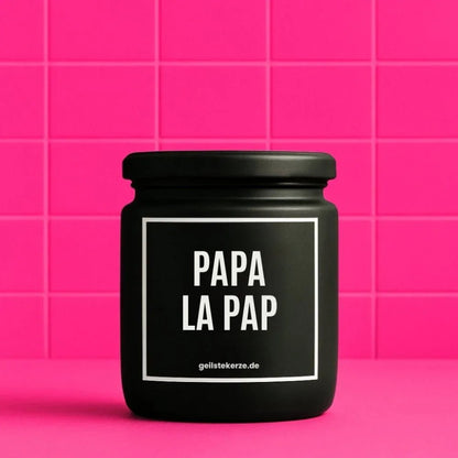 Duftkerze mit Spruch von geilstekerze ist der neue Geschenketrend. Diese witzige Kerze Vegane Bio-Kerze mit Spruch – PAPA LA PAP brennt mega lange sagenhafte 80 Stunde, hochwertige ätherische Öle schaffen beste Duftverteilung. Mit 1400 lustigen Sprüchen perfekt zum Verschenken. Handgemacht in Deutschland von geilstekerze.shop -Die beste Duftkerze die du kaufen kannst.