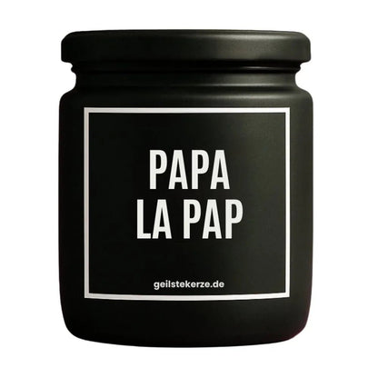 Duftkerze mit Spruch von geilstekerze ist der neue Geschenketrend. Diese witzige Kerze Vegane Bio-Kerze mit Spruch – PAPA LA PAP brennt mega lange sagenhafte 80 Stunde, hochwertige ätherische Öle schaffen beste Duftverteilung. Mit 1400 lustigen Sprüchen perfekt zum Verschenken. Handgemacht in Deutschland von geilstekerze.shop -Die beste Duftkerze die du kaufen kannst.